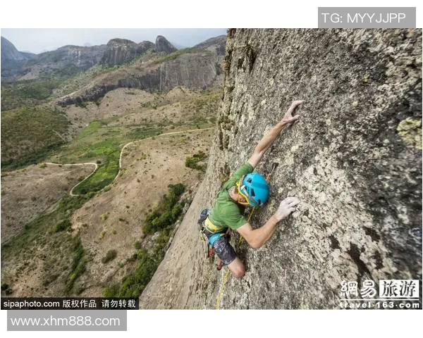 重庆攀岩队的灵活性揭秘:挑战极限与团队精神的完美结合 重庆攀岩队的灵活性揭秘:挑战极限与团队精神的完美结合